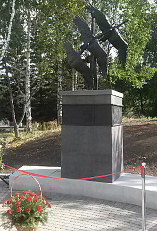 Скульптура весит около тонны, а высота памятника вместе с постаментом 4,5 метра