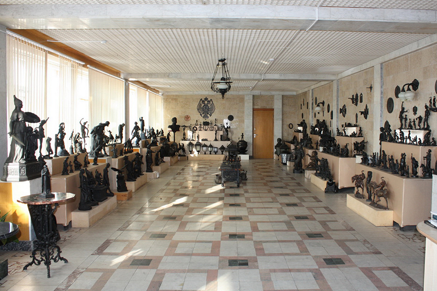 Эталонная комната завода, где собраны образцы изделий художественного литья