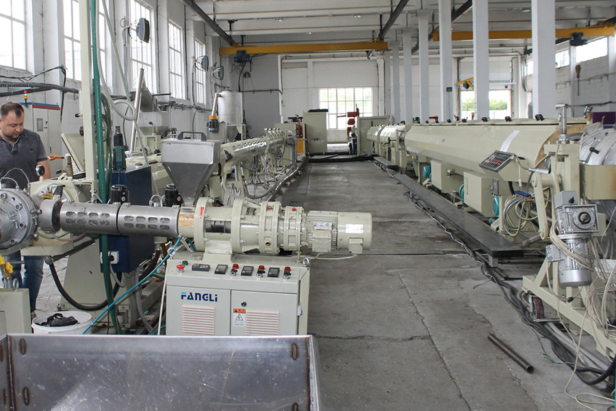 В селе Булзи работает мини-завод по производству пластиковых труб. 2015 г.