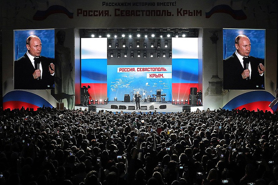 Владимир Путин выступил на митинге-концерте в центре Севастополя и поздравил крымчан с четвертой годовщиной возвращения полуострова в состав России