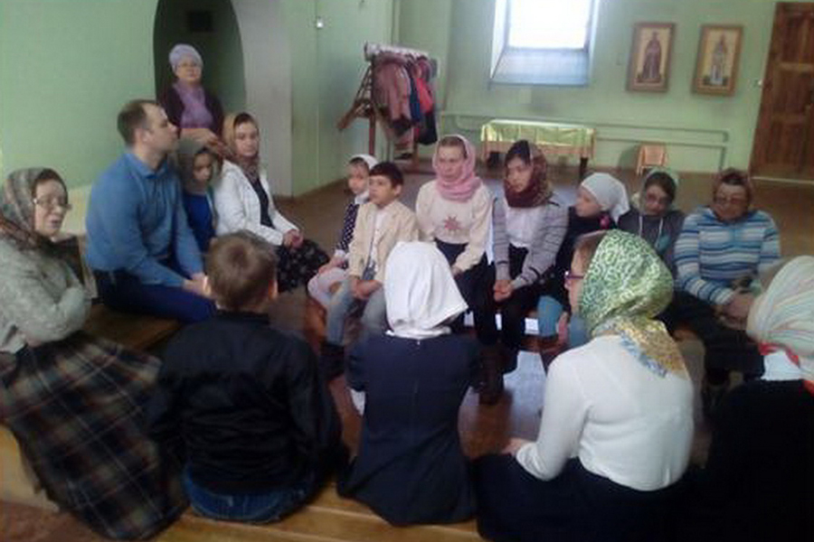 Марина Головкина рассказывает участникам  встречи об истории праздника Пасхи