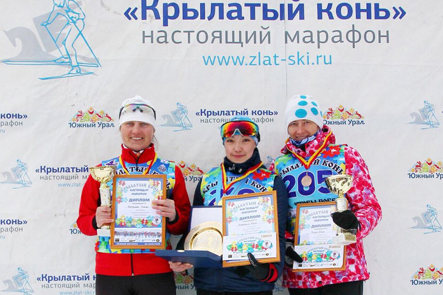 Юлия Ижбердина (в центре) стала победительницей абсолютного зачета марафона «Крылатый конь»