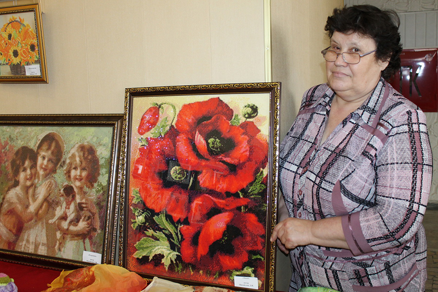 Лидия Михайлова представила работы, выполненные в техниках  «вышивка крестом»  и «алмазная вышивка»