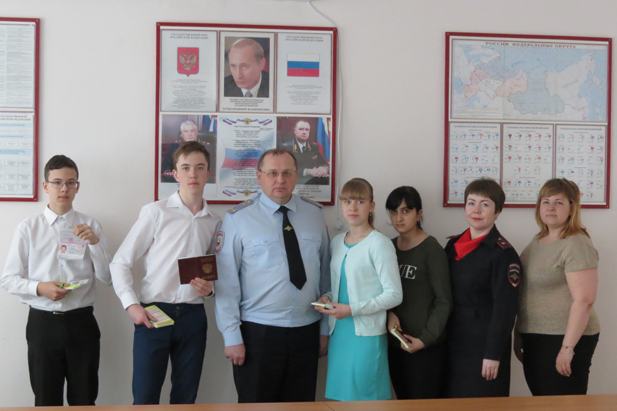 В канун майских праздников в ОМВД России по Каслинскому району прошло торжественное вручение паспортов