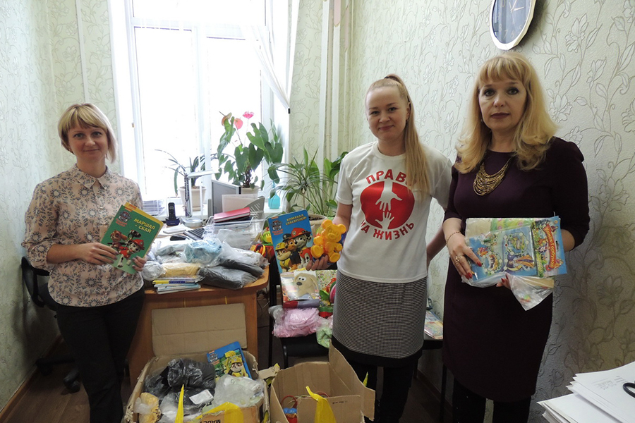 Директор КЦСОН Татьяна Голунова принимает подарки от озерчан для нуждающихся семей