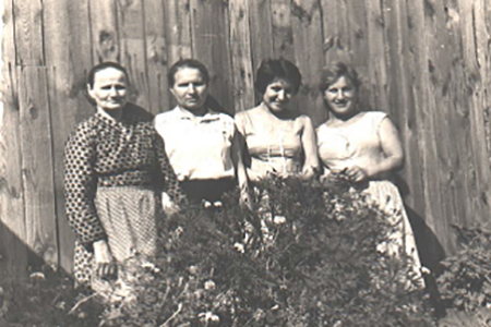 Елена Васильевна Кобелева с дочерями: Таисьей,  Анной и Ниной