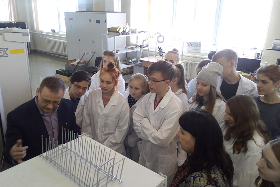 Заместитель начальника технического отдела Алексей Егоров знакомит учащихся с производственным процессом одного из цехов