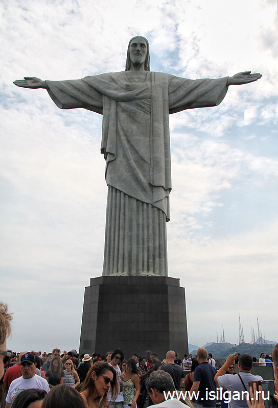 Скульптура напоминает большой крест