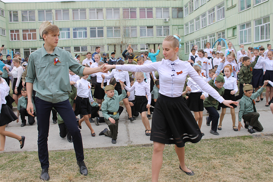 Завершающий танец исполнили 90 пар учащихся из разных классов школы