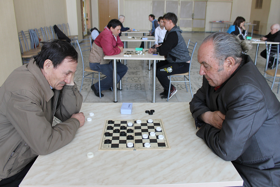 В Каслях прошел турнир по шашкам среди обществ инвалидов соседних городов