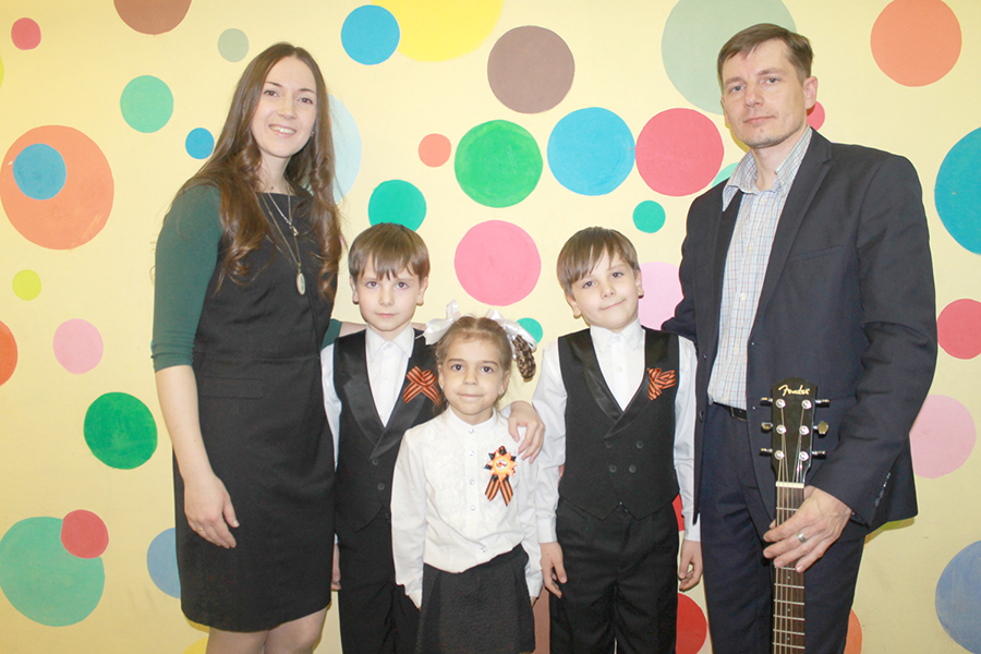 Анна и Игорь Молчановы с сыновьями Тихоном и Тимофеем и племянницей Виолеттой