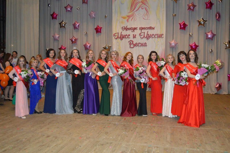 Четырнадцать очаровательных девушек боролись за титулы «Мисс Весна» и «Миссис Весна»
