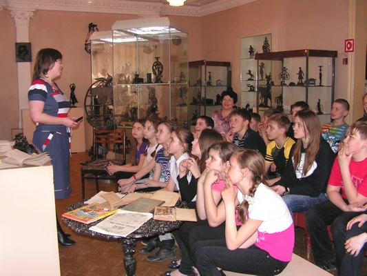 Аниса Рифатовна Гильмиянова рассказывает ребятам об истории каслинских школ
