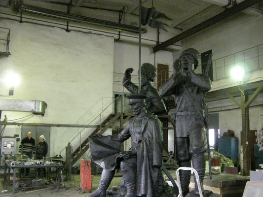 Скульптурная группа «Казаки-первопроходцы» в цехе. Автор скульптор Константин Гилев