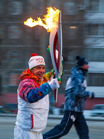 В вечерних сумерках факел эстафеты олимпийского огня пронес Вячеслав Сергеевич Панкратов