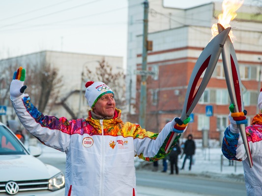 От факела к факелу передавался олимпийский огонь. На 88-м этапе эстафету принял Анатолий Васильевич Демченко 