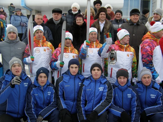 Участники Олимпийской эстафеты в Каслях: учащиеся школы №24, факелоносцы Олимпийского огня, руководители района