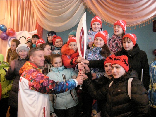 Анатолий Демченко с тюбукскими школьниками, каждый из которых хотел прикоснуться к факелу