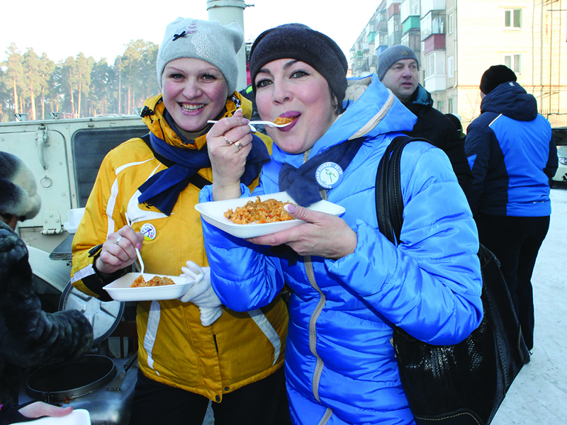 Юлия Кирющенко и Светлана Злоказова после забега оценивают вкус «походной» еды