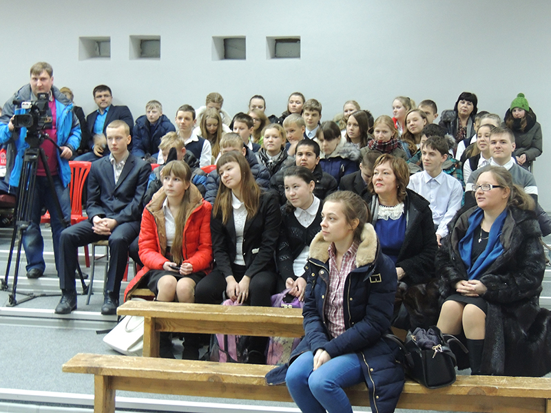 Молодежь на встрече в ДК им. И.М. Захарова