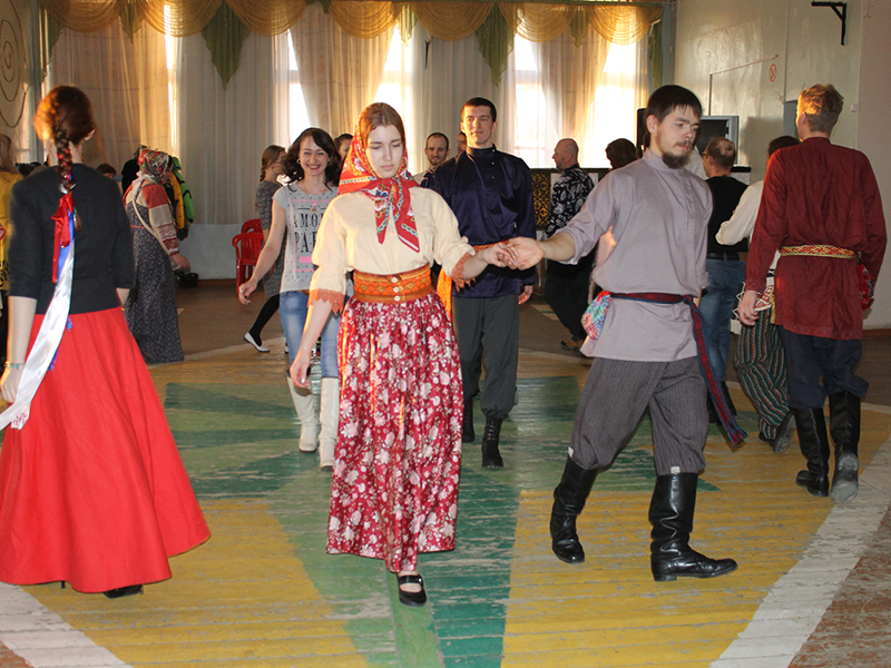 Елена Петрова и Владислав Мищенко задают танцевальные движения, которые участники повторяют следом за ними