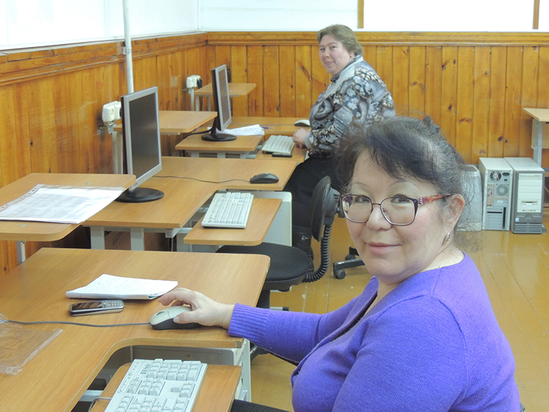 Ольга Александровна Хужина (на переднем плане) и Наталья Ивановна Кадочникова осваивают компьютерную грамотность