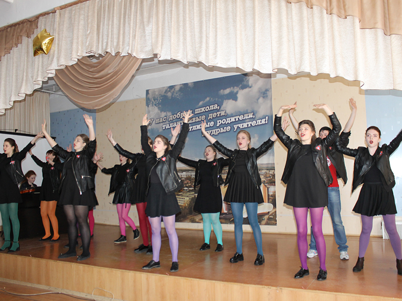 Из песни «Стоят девчонки» учащиеся 11 «А» класса сделали маленький спектакль