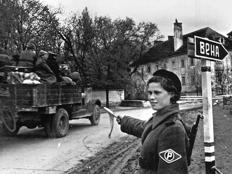 13 апреля 1945 года войсками маршала Толбухина освобождена от немецко-фашистских захватчиков столица Австрии — город Вена
