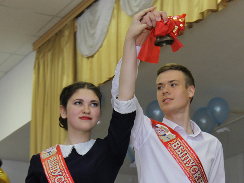Ксения Баимова и Илья Щербаков дают последний школьный звонок