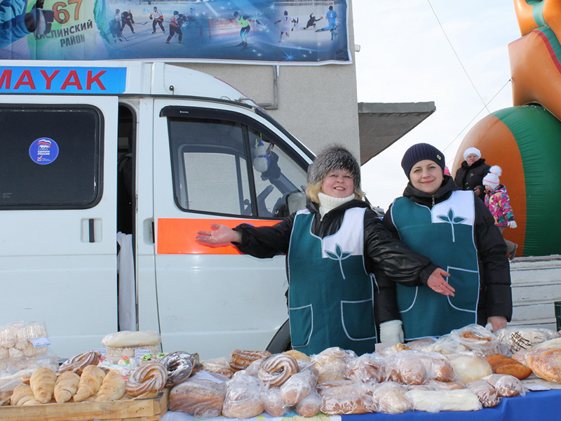 Сотрудники Каслинского хлебозавода активно зазывали  покупателей попробовать продукцию своего предприятия,  поразив многообразием кондитерских изделий