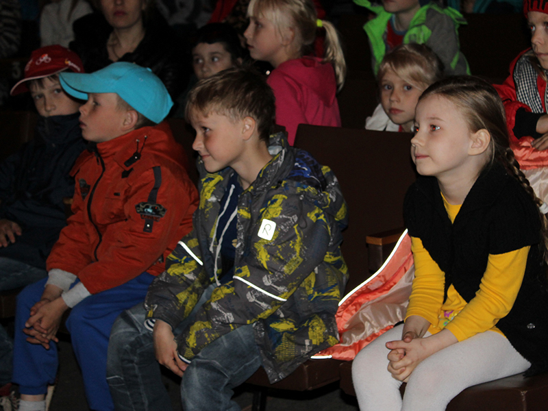 Маленькие зрители с большим интересом смотрели спектакль «Как шуршит время»