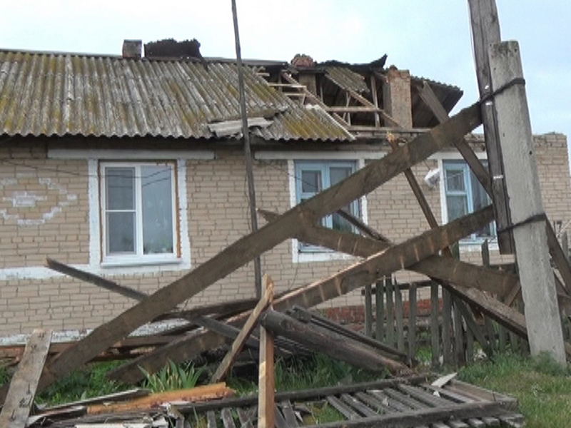 В селе Огневское во время урагана с крыши жилого дома  сорвало листы шифера и повалило забор
