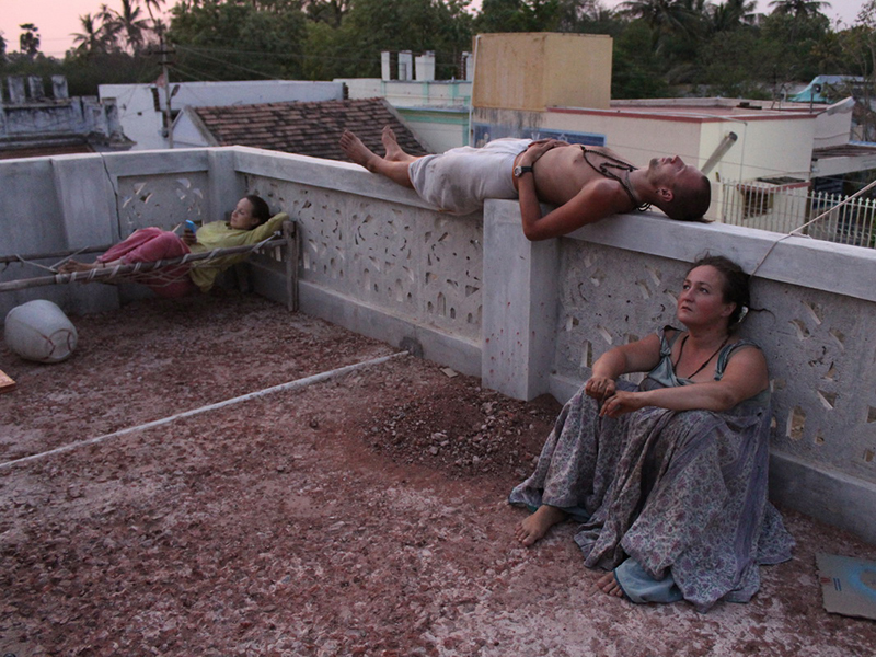 Кришна, Шачи и Мадхурья отдыхают на крыше после трудового дня