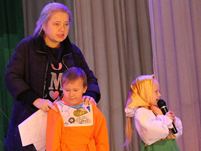 Режиссёр театрализованного представления Ирина Ахлюстина расставляет на сцене  юных вокалистов