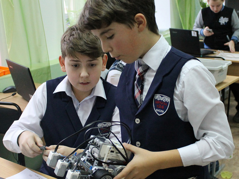 Шестиклассники школы № 24 Никита Банных и Константин Бугаев готовят модель к запуску
