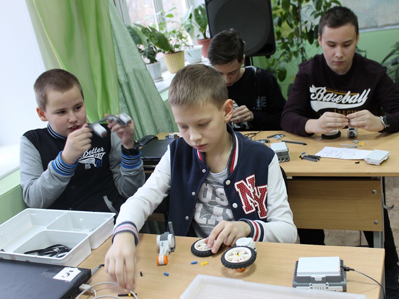 Учащиеся 5-го класса школы №27 Иван Правдин и Егор Столбиков приступили к сборке конструкции