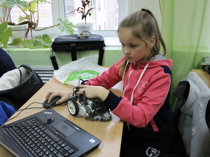 Пятиклассница Ольга Сморкачева из Воздвиженки собирала робота в одиночку
