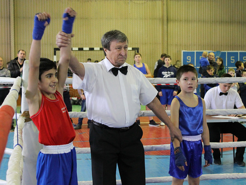 Рефери из Озёрска Александр Багаутдинов поднимает руку победителя