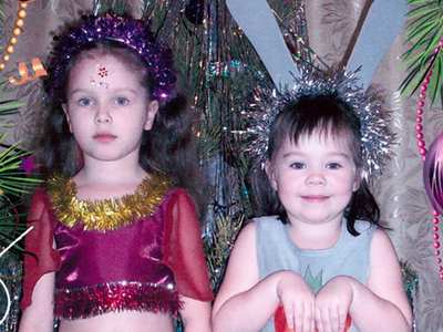 Дети старшей дочери Ирины - Вика и Арина - в костюмах «Восточной принцессы» и «Зайки»