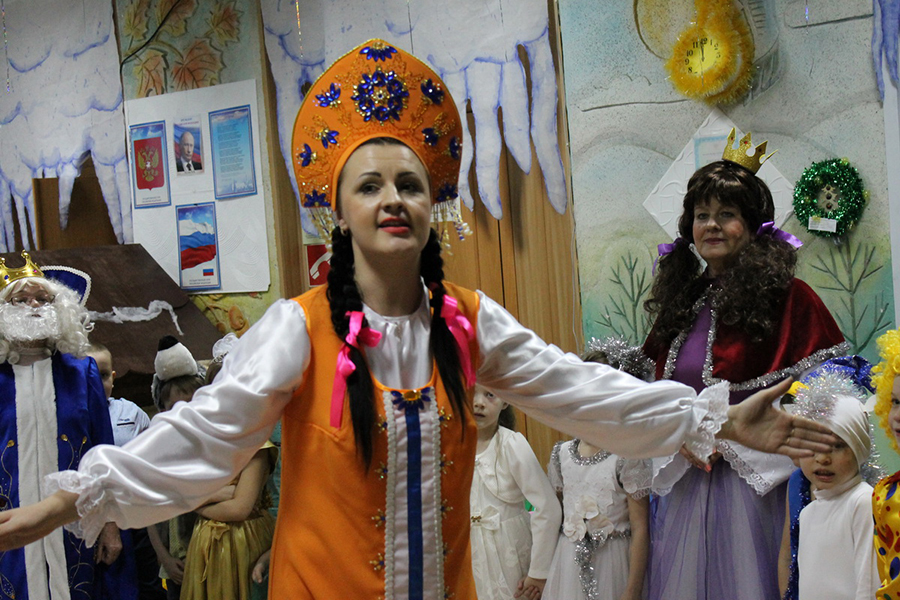 Василиса приглашает детей принять участие в весёлой эстафете