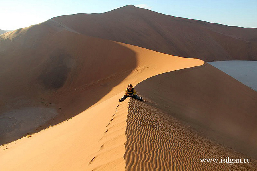 Путешественник «оседлал» одну из дюн пустыни Намиб