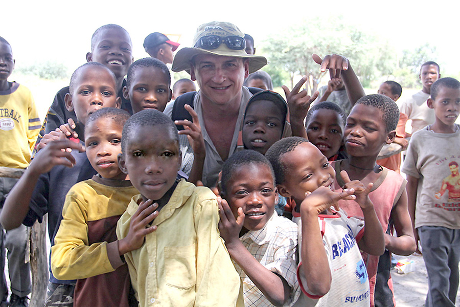 Михаил Канов в окружении детей Ботсваны, с удовольствием позирующих перед камерой