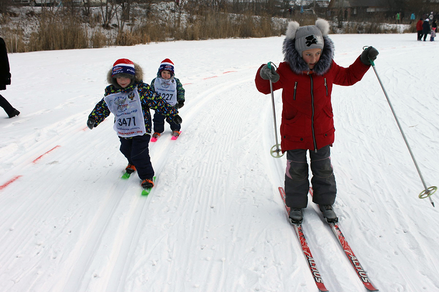 Маленькие спортсмены на большой лыжне бегут по следам  участников «Лыжни России»