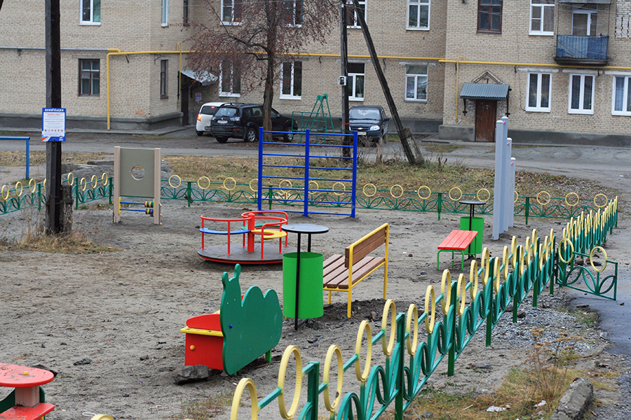 новая детская площадка во дворе многоквартирного дома по ул. Победы в поселке Вишневогорск