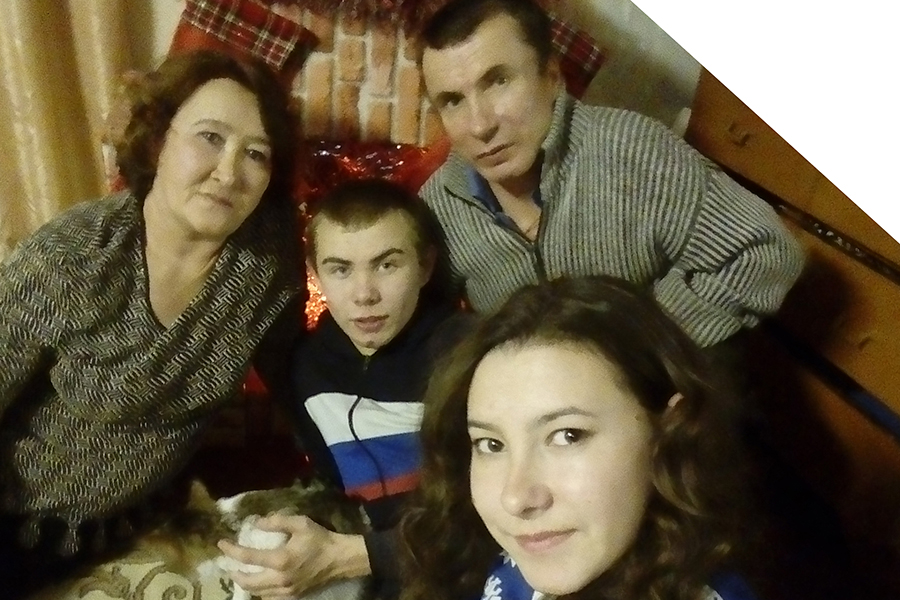 Лилия и Владимир Филинковы с дочерью Машей и приёмным сыном Витей