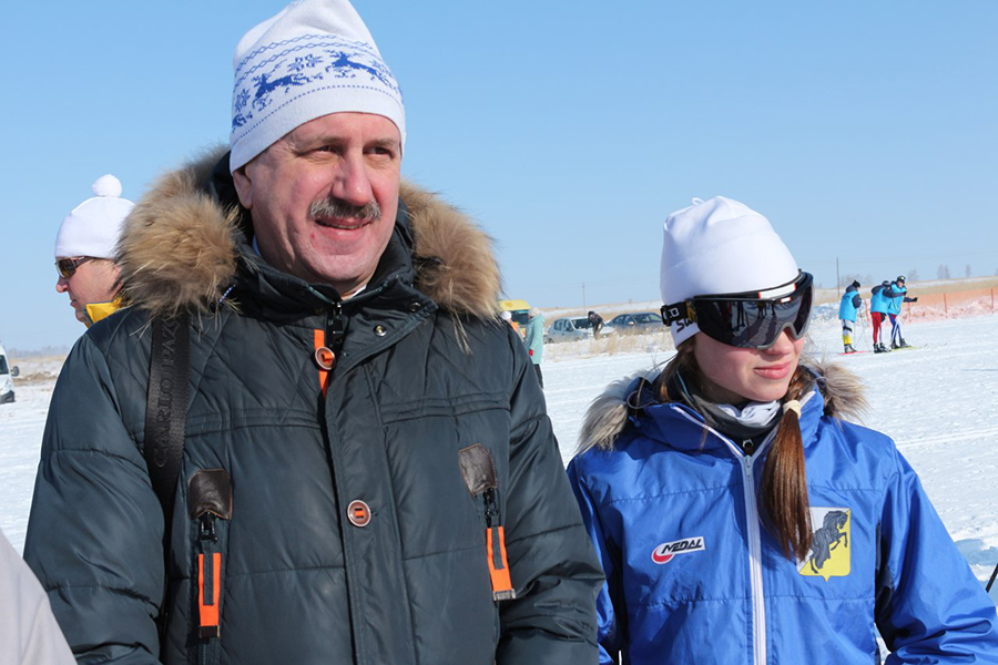 Министр спорта Челябинской области Леонид Одер с победительницей лыжной гонки Анастасией Свидерских