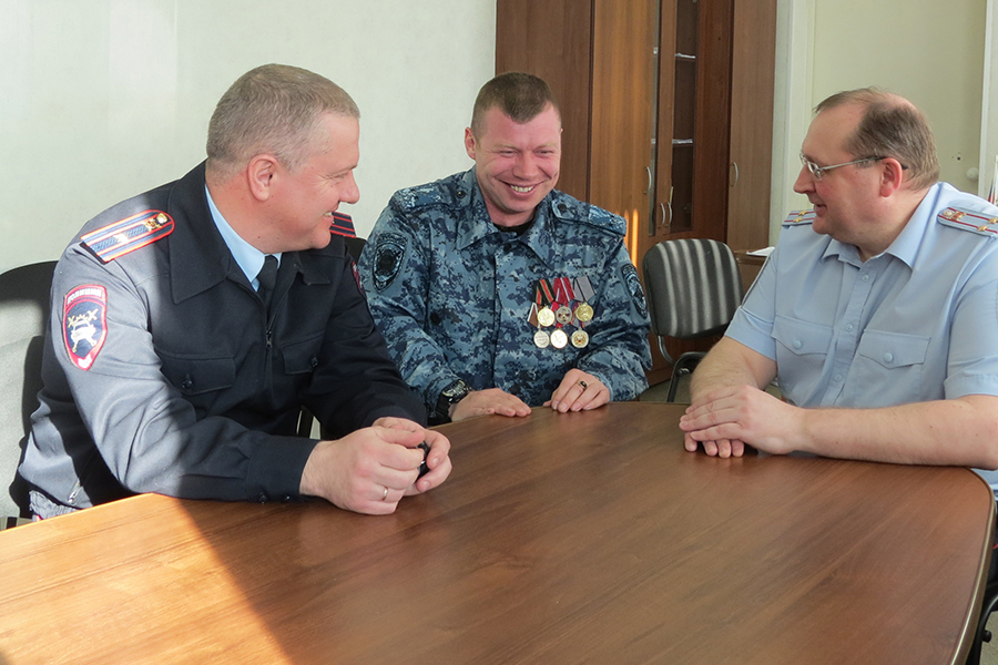 Владимир Шулика (в центре) рассказывает Александру Козлову и Роману Войщеву о своей службе в Дагестане