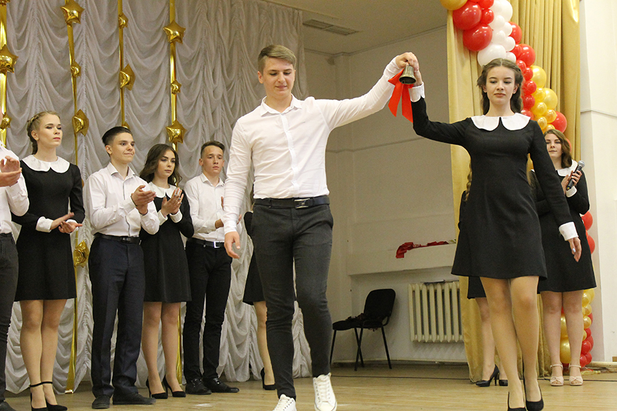 Илья Никишин и Мария Тропынева дают звонок, символизирующий окончание школы